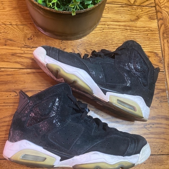 JORDAN 6 Retro Heiress Black Suede Size 5.5Y [881430-029]. - Picture 1 of 8